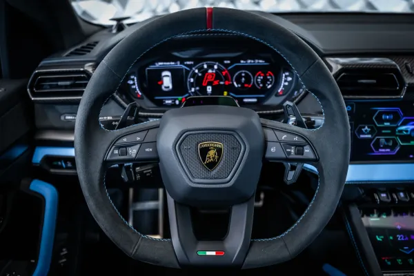 Urus SE - ________________________________________ Lamborghini Urus SE*Carbon*B&O ________________________________________ Заводски цвят: nero helene Интериор: nero ade ________________________________________ (0E0E) Metallic-Lackierung Nero Helene (0PI) Lamborghini Hecklogo in Hochglanzschwarz (0TE) Fu? matten mit Lederkeder und Doppelnaht (1D3) Elektrische Anh? ngerkupplung (1ME) Sportlenkrad in Voll-Corsa Tex mit dunkler Chromblende und roter 12-Uhr-Markierung, beheizbar (1V6) Nanoseal schwarz verchromte Abgasrohre (2H2) Lamborghini ANIMA mit Off Road Modus (3FU) Elektrisches Panoramadach (4KF) Privacy Verglasung (7M3) Einstiegsleisten in Carbon gl? nzend (8RF) Advanced 3D " Bang&Olufsen Sound System" (9PF) Wischerbl? tter mit integrierten D? sen AdP Sicherheitsgurte in Blu Cepheus (GT4) Aluminiumeinlagen Armaturenbrett schwarz (NH) Teppiche/Fu? matten zweifarbig Kontrast/Basic (P2J) Felge Taigete 23" in schwarz gl? nzend (PFS) Gro? es Exterieur Carbon Paket gl? nzend (PGD) Einparkhilfe Paket (PSC) Corsa Tex Dekor und Bel? ftungspaket Carbon gl? nzend (Q8K) Interieur Dark Package (QQ2) Ambientelicht Paket (VC2) Garagentor? ffner (W2F) Sportivo Corsa Tex mit Special Trim (WV1) Komfortsitze inkl. K? hlung und Massage (YCS) Nahtoptionen (YS0) Kontrastn? hte am Lenkrad