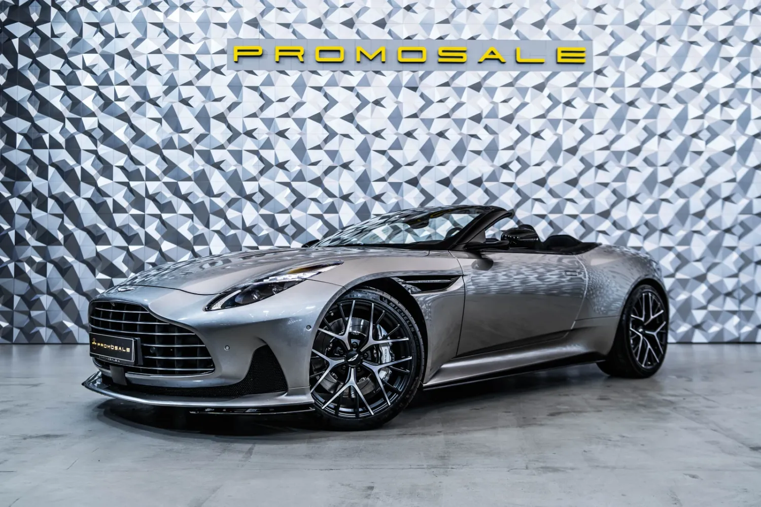 Aston Martin  Aston Martin DB12 Volante Aluminite Silver